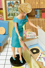 Carica l&#39;immagine nel visualizzatore di Gallery, Barbie Casa dei Sogni Vintage, Riproduzione del 1962 con Bambola, 3 Abiti...