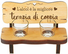Carica l'immagine nel visualizzatore di Gallery, Casa Vivente Panchina per Shot in Legno con 2 Bicchierini Alcool Terapia