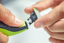 Carica l'immagine nel visualizzatore di Gallery, Philips OneBlade: 2 lame di ricambio - confezione da 2 pezzi QP220/50