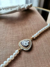 Carica l'immagine nel visualizzatore di Gallery, Cammeo Floreale, Perla &amp; Cristallo Bracciale, Oro Spazzolato MADE IN ITALY- mostra il titolo originale