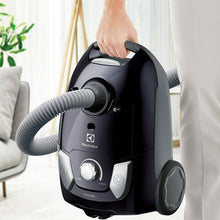 Carica l&#39;immagine nel visualizzatore di Gallery, Aspirapolvere con Sacco Easygo Electrolux EEG42EB da tiro con spazzola Parquet