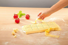 Carica l&#39;immagine nel visualizzatore di Gallery, Stampo in plastica per cucina per ravioli tondi, Tescoma 630875, 10 porzioni
