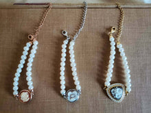 Carica l'immagine nel visualizzatore di Gallery, Cammeo Floreale, Perla &amp; Cristallo Bracciale, Oro Spazzolato MADE IN ITALY- mostra il titolo originale