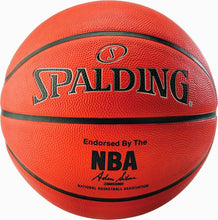 Carica l&#39;immagine nel visualizzatore di Gallery, Palla da Basket Spalding NBA Silver Outdoor SZ.7 (83-494Z) Pallacanestro
