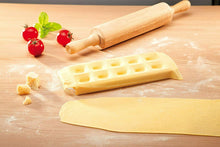 Carica l&#39;immagine nel visualizzatore di Gallery, Stampo in plastica per cucina per ravioli tondi, Tescoma 630875, 10 porzioni