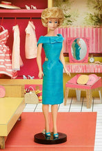 Carica l&#39;immagine nel visualizzatore di Gallery, Barbie Casa dei Sogni Vintage, Riproduzione del 1962 con Bambola, 3 Abiti...
