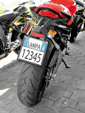 Carica l'immagine nel visualizzatore di Gallery, Cornice quadrata per targa verniciata a polvere nera per moto, Lampa 90481