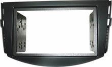 Carica l'immagine nel visualizzatore di Gallery, MASCHERINA AUTORADIO ADATTATORE 1 DIN PER TOYOTA RAV 4 DAL 2006 IN POI. UN DIN.