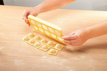 Carica l&#39;immagine nel visualizzatore di Gallery, Stampo in plastica per cucina per ravioli tondi, Tescoma 630875, 10 porzioni
