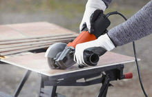 Carica l'immagine nel visualizzatore di Gallery, Smerigliatrice Angolare BLACK+DECKER BEG110-QS da 750 W, Disco da 115 mm