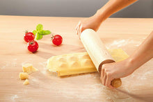 Carica l&#39;immagine nel visualizzatore di Gallery, Stampo in plastica per cucina per ravioli tondi, Tescoma 630875, 10 porzioni