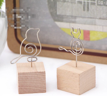 Carica l'immagine nel visualizzatore di Gallery, TOYMYTOY Segnaposto Legno Porta Foto da Tavolo in Base forma Tronco Supporto...