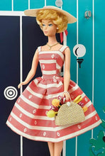 Carica l&#39;immagine nel visualizzatore di Gallery, Barbie Casa dei Sogni Vintage, Riproduzione del 1962 con Bambola, 3 Abiti...