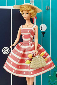 Barbie Casa dei Sogni Vintage, Riproduzione del 1962 con Bambola, 3 Abiti...
