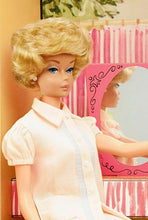 Carica l&#39;immagine nel visualizzatore di Gallery, Barbie Casa dei Sogni Vintage, Riproduzione del 1962 con Bambola, 3 Abiti...