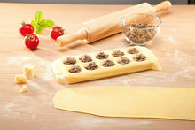 Carica l&#39;immagine nel visualizzatore di Gallery, Stampo in plastica per cucina per ravioli tondi, Tescoma 630875, 10 porzioni