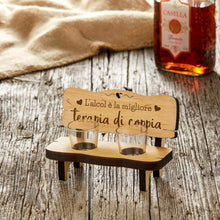 Carica l'immagine nel visualizzatore di Gallery, Casa Vivente Panchina per Shot in Legno con 2 Bicchierini Alcool Terapia
