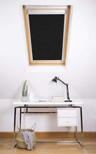 Carica l&#39;immagine nel visualizzatore di Gallery, Bloc Skylight Blind M04 - Tenda a rullo oscurante per lucernari Velux, 603mm...