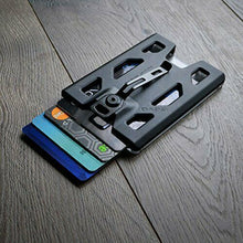 Carica l'immagine nel visualizzatore di Gallery, Carta di pelle Govo porta badge/ID – ultra resistente, con clip in Black.