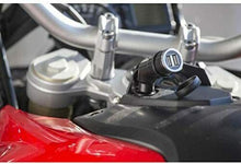 Carica l'immagine nel visualizzatore di Gallery, Presa doppia USB con attacco per accendi sigari per moto, in 12 24 V out 5 V 2 A