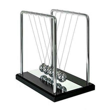 Carica l&#39;immagine nel visualizzatore di Gallery, Pendolo di Newton - base in legno con 13 cm (H) x 11 (L) x 13 (P)