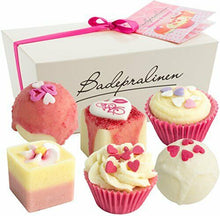 Carica l'immagine nel visualizzatore di Gallery, BRUBAKER Set cosmetica bombe da bagno 'Blossom &amp; Hearts' 6 pezzi...