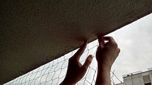 Carica l'immagine nel visualizzatore di Gallery, Rete per gatti e uccelli balcone5x5 mt + 50 ganci + 1 silicone
