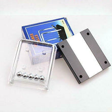 Carica l&#39;immagine nel visualizzatore di Gallery, Pendolo di Newton - base in legno con 13 cm (H) x 11 (L) x 13 (P)