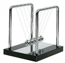 Carica l&#39;immagine nel visualizzatore di Gallery, Pendolo di Newton - base in legno con 13 cm (H) x 11 (L) x 13 (P)